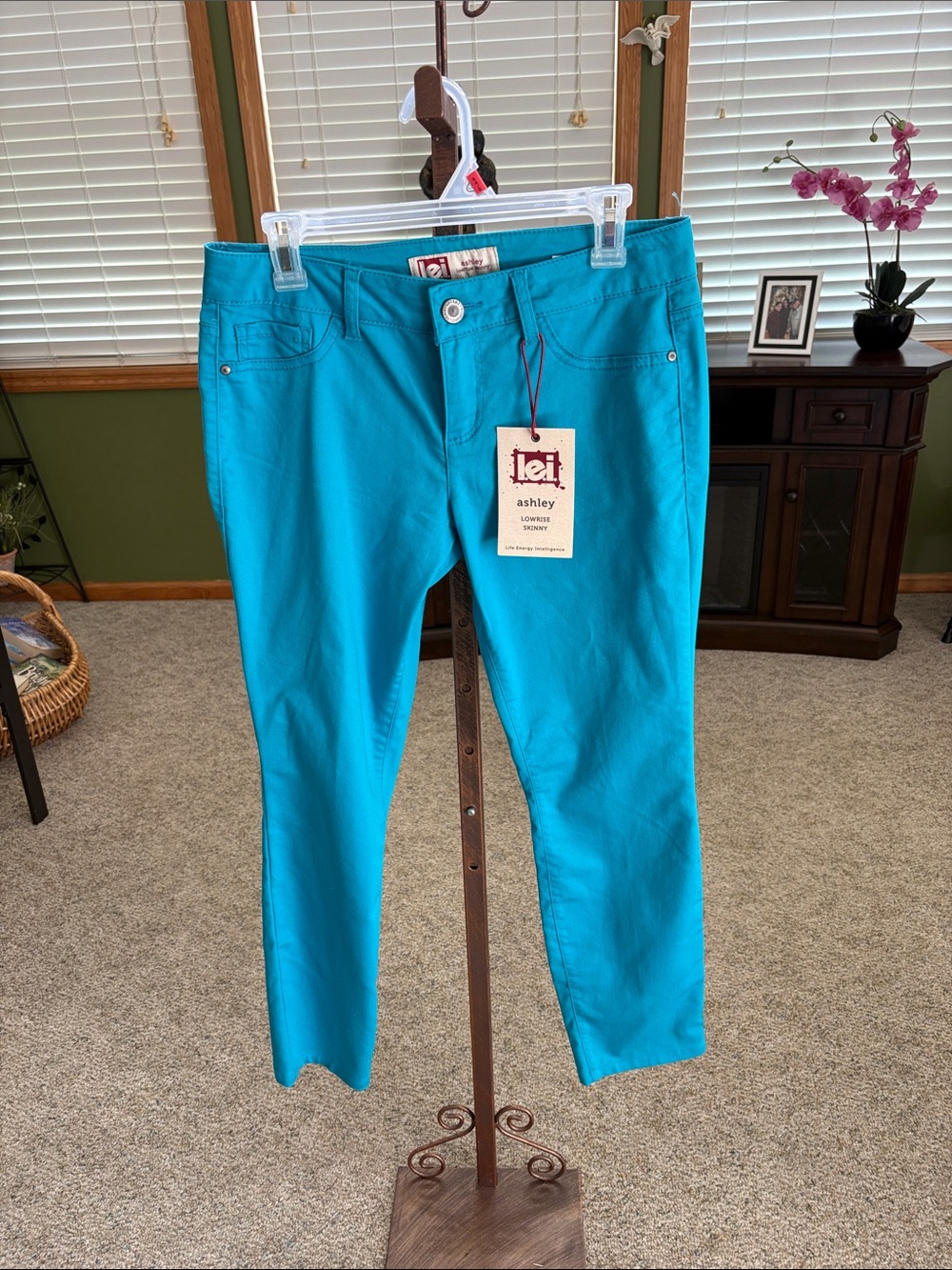lei Ashley Cropped Slim Jeans in Teal